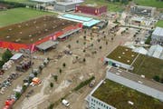 Am 23. August 2005 schwappte die Kleine Emme über die Ufer. Wasser und Schlamm drang ins Industriegebiet Littauerboden (auf dem Bild der Parkplatz des Baumarkts Hornbach). (Archivbild: Michael Buholzer/LZ, Luzern/Littau, 23. August 2005)
