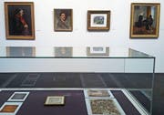 Neben einer repräsentativen Auswahl an Dill-Bildern sind in Vitrinen weitere Exponate aus dem Leben und Schaffen des Zuger Künstlers zu sehen.