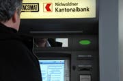 Ein Bancomat der Nidwaldner Kantonalbank. (Symbolbild Christoph Riebli)