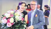 Sie kann ihr Glück kaum fassen: Patricia Zürcher ist «Charmante Zugerin 2016». Zu den ersten Gratulanten gehört René Wicky als Vertreter des Hauptsponsors, der Amag Zug. Patricia Zürcher darf nun ein Jahr lang einen Seat Ibiza fahren. (Bild: Daniel Frischherz)