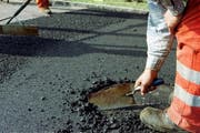 Die Klausenpassstrasse erhält im Bereich Äbnet einen neuen Deckbelag. (Symbolbild) (Bild: Archiv / Neue LZ)
