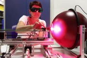 Die Altdorfer Alplight AG entwickelt Hochpräzisionslaser für die Medizinalbranche. Das Bild zeigt Mitarbeiterin Brigitte Aschwanden bei der Qualitätskontrolle von Zubehörteilen. (Bild: Manuela Jans / Neue LZ)