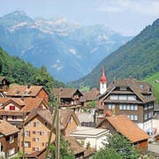 Zusammengekuschelt: Isenthal mit Blick über den Urnersee hinweg zum Rophaien. (Bild: Beda Hanimann)