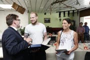 Die beiden Preisträger Sonja Meerstetter-Vetterli und Marco Maurer. (Bild: Stefan Kaiser (14.06.2017, Zug))
