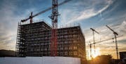 Das erste Holzhochhaus der Schweiz auf dem Suurstoffi-Areal in Rotkreuz. (Bild: Boris Bürgisser (17. Oktober 2017))