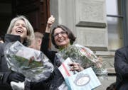 Franziska Bitzi Staub (links) und Manuela Weichelt freuen sich. (Bild: Stefan Kaiser (Zug, 15. Dezember 2016))