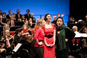 Theater-Chor und LSO boten eine Weihnachtslied-Revue. Vorne: Simone Stock, Marie-Luise Dressen und Eunkyong Lim mit witziger Santa-Claus-Einlage. (Bild: Manuela Jans-Koch)