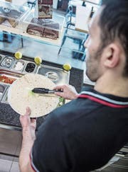 Ein türkischer Verkäufer in einem Take-away-Geschäft in Luzern. Bild: Pius Amrein (17. März 2017)