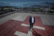 Regierungspräsident Guido Graf (59, CVP) auf dem Dach des Luzerner Kantonsspitals. (Bild: Pius Amrein (Luzern, 26. Juni 2017))