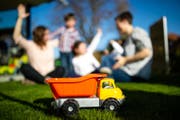 Vanessa und Miriam beim Spielen mit ihren Kindern im Garten der Familie. (Bild: Philipp Schmidli (6. April 2018))