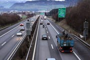 Viel Verkehr auf der Autobahn A4, im Bild die Verzweigung Rütihof. (Bild Werner Schelbert/Neue ZZ)