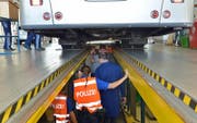 Ein Car wird bei einer Kontrolle unter die Lupe genommen. (Bild: PD/Luzerner Polizei)