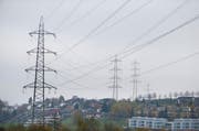 Sollen teilweise unter den Boden: Hochspannungsleitungen i n Hünenberg. (Bild: Stefan Kaiser)