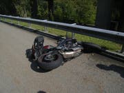 Das Motorrad ist nach der Kollision beschädigt. (Bild: Kantonspolizei Uri (24. September 2017))
