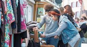 Am Flohmarkt der Jugendanimation Zug gab es alles Erdenkliche zu entdecken. Auch Benjamin Hermann und Thy Truong sind gekommen, um zu stöbern. (Bild: Maria Schmid (Zug, 1. April 2017))