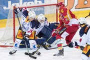 Gewusel vor dem EVZ-Tor in der Langnauer Ilfishalle: Langnaus Eero Elo, rechts, kämpft um den Puck gegen Zugs Santeri Alatalo, links, und Goalie Sandro Aeschlimann, Mitte. (Bild: Marcel Bieri, Keystone (Langnau i. E., 23. Dezember 2017))