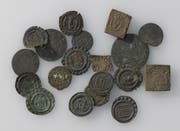 Diese Münzen haben die Archäologen im Zwischenboden des ehemaligen restaurants Taube gefunden. Sie stammen aus dem 17. und 18. Jahrhundert. (Bild: pd/Kanton Zug)