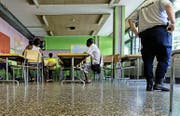 Asylbewerber warten im Empfangszentrum Chiasso auf den Entscheid, ob sie aufgenommen werden. (Bild: Keystone/Carlo Reguzzi)