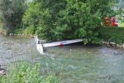 Der Flieger liegt in der Sarneraa und wird mit einem Seil gesichert. (Bild: Polizei Obwalden)