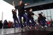 Eine der Tanzgruppen vor dem KKL in Luzern tanzte am Samstag im Rahmen der Kampagne «Luzern tanzt». (Bild: Kanton Luzern)