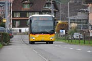 Ein Postauto fährt auf der Wilstrasse in Oberdorf nach Büren. (Bild: Matthias Piazza (Oberdorf, 7. November 2017))