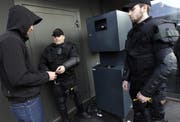 Foto und Ausweiskopie: Mit zwei mobilen Scannergeräten kontrollieren Sicherheitsleute an den Eingängen des EVZ-Stadions die Identität von Matchbesuchern. (Archivbild Keystone/Urs Flüeler)