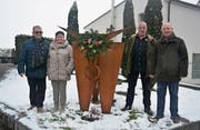 Bei Schneegestöber durfte der Präsident des Historischen Vereins Uri, Matthias Halter (rechts), von Rita und Beat Gisler als Geschenk die vom Flüeler Jost Aregger (Zweiter von rechts) geschaffene Stierskulptur in die Obhut des Museums nehmen. (Bild: Rolf Gisler-Jauch (Altdorf, 16. Dezember 2017))