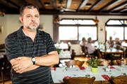 Wirt Robert Unternährer (47) im Restaurant Weinhof an der Weystrasse in Luzern. (Bild Philpp Schmidli)