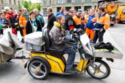 Mitarbeiter des öffentlichen Dienstes weibeln mit einer Aktion vor dem Bundeshaus in Bern für ein Nein zur Vorlage Pro Service public. Die Aufnahme stammt vom 17. Mai 2016. (Bild: Keystone / Lukas Lehmann)