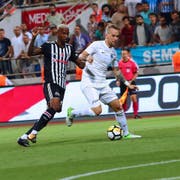 Markus Neumayr (rechts) im Zweikampf mit Anderson Talisca von Besiktas Istanbul. (Bild: PD)