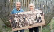 Die Nachbarschaft ist im Bilde: Albert Albisser (links) und Ueli Meyer mit einer ihrer Fotografien (Bild: Corinne Glanzmann (Geuensee, 24. Mai 2017))