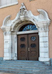 Das kleine Äffchen am Portal des Schulhauses Kirchbühl ist Teil eines Bildprogramms. Das wusste die Baukommission nicht und regte sich über die Darstellung auf. (Bild: Andreas Faessler)
