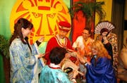Sebastian Gwerder als Seewener Fasnachtsherrscher Negus wird von Geishas aus Schwyz umsorgt. (Bild Bert Schnüriger/Neue SZ)
