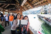 Chinesische Touristinnen machen ein Selfie auf der Luzerner Kapellbrücke. (Bild Roger Grütter)