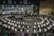Greifler und Plöder vertreiben mit Schellen, Trychle und Geiseln die bösen Geiser auf dem Hauptplatz in Schwyz. (Bild: Manuela Jans-Koch | LZ)