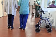 Die Luzerner Sektionen von Pro Senectute und der Alzheimervereinigung haben ihre Zusammenarbeit zum Thema Demenz neu definiert. (Bild: Keystone / Gaetan Bally)