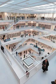Die Neue Stadtbibliothek Stuttgarts ist in einem luftigen weissen Würfel zu Hause. Hier kann man stundenlang verweilen. (Bild: Stuttgart Marketing GmbH)