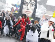 Bunte Kostüme und viel Schnee am Umzug. (Bild Stefan Kaiser/Neue ZZ)