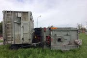 Washalb der Lastwagen mit Anhänger von der Strasse abgekommen ist, ist noch unklar. (Bild: Luzerner Polizei)