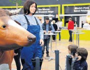 Am Stand des Zuger Bauernverbandes lässt sich auch Wissenswertes über Kuhrassen und Milchprodukte erfahren. (Bild: pd)