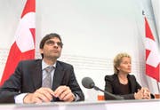 Bundesrätin Eveline Widmer-Schlumpf und Aymo Brunetti informierten im Sommer 2013 in Bern über die Beschlüsse des Bundesrates betreffend automatischem Informationsaustausch. (Bild: Keystone/Lukas Lehmann)