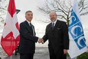 Der Generalsekretär der OSZE Lamberto Zannier (rechts) trifft Bundesrat Didier Burkhalter bei einem Arbeitsbesuch im November 2013 in Neuchâtel. (Bild: Keystone / Sandro Campardo)