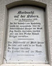 Am Weg zur Löberen berichtet eine Inschrift auf der alten Steintafel von einem Massaker, das vor Hunderten Jahren in Zug stattgefunden haben soll.