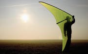 Die ultraleichten Nullwinddrachen von Thomas Horvath fliegen auch bei Flaute. (Bild: Claudia Schob)