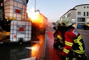 Ein Lastwagen, beladen mit Benzin, Heizöl und Schweinen, ist beim Mandelhof in Brand geraten. (Bild Stefan Kaiser)