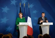 Die deutsche Kanzlerin Angela Merkel und Frankreichs Präsident Emmanuel Macron stellen sich den Medien. (Bild: Olivier Hoslet)