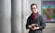 Er begann mit Englisch, heute ist Deutsch sein Metier: Dolmetscher Kanber Colak beim Bahnhof Zug.Bild: Eveline Beerkircher (14. März 2017)