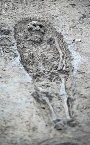 Archäologen sichern in Schötz Spuren der früheren Kapelle St. Johannes samt Friedhof. Die gefundenen Gräben (unten links) zeugen von einstigen Kapellenmauern. (Bilder: Pius Amrein (13. Dezember 2017))