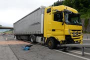 Die Leitplanken sind auf einer Länge von mehreren Dutzend Metern weg. (Bild Luzerner Polizei)