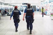 Die Polizei soll gegen potenzielle Terroristen Massnahmen wie Ausreisesperren oder Hausarreste ergreifen können. (Bild: Ennio Leanza/Keystone (Kloten, 22. März 2016))